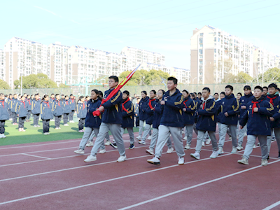 朝霞映旗新程启，师生齐心志飞扬——我校举行春季开学首次升旗仪式